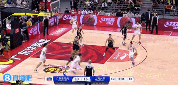 😏一气呵成！李添荣突破靠住防守转身金鸡独立跳投得分